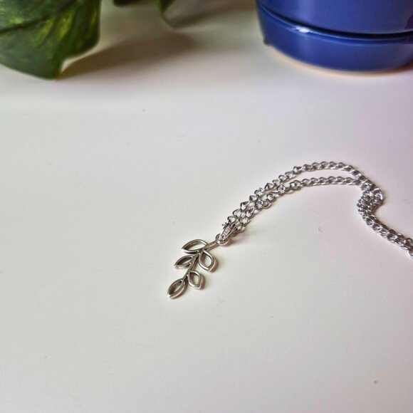 Leaf Pendant Necklace - Picture 2 of 2